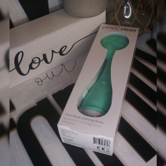 PMD Clean Smart Facial Cleansing Device - Picture 2 of 12